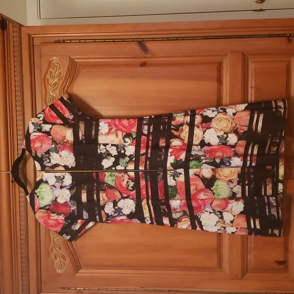 Women's dress - Picture 2 of 2